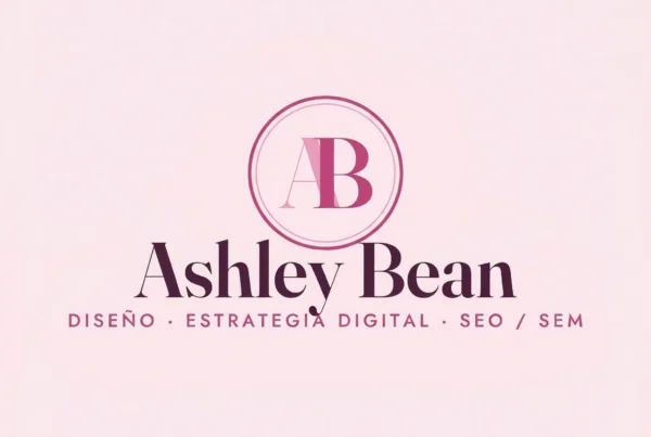 Logo de Ashley Bean con el monograma AB en un círculo y el texto "Diseño, estrategia digital, SEO / SEM" en tonos rosa y ciruela