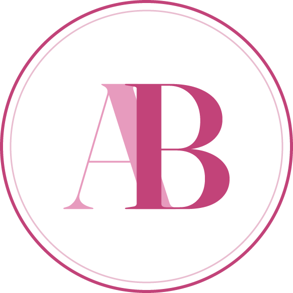 Monograma AB de Ashley Bean dentro de un círculo, en tonos rosa y magenta, isotipo de la marca